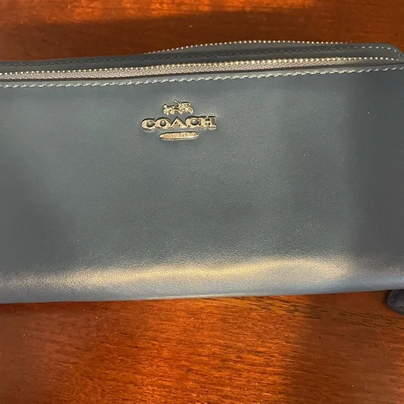 Blue Coach wristlet wallet. In new condition. - Picture 4 of 9